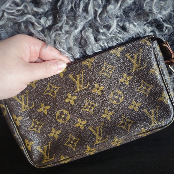 Auth Louis Vuitton pochette accessoires monogram with original box and ribbon - Picture 3 of 11